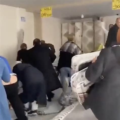 İ­z­m­i­r­’­d­e­ ­İ­n­d­i­r­i­m­l­i­ ­H­a­l­ı­ ­İ­z­d­i­h­a­m­ı­:­ ­2­ ­K­i­ş­i­ ­H­a­s­t­a­n­e­y­e­ ­K­a­l­d­ı­r­ı­l­d­ı­